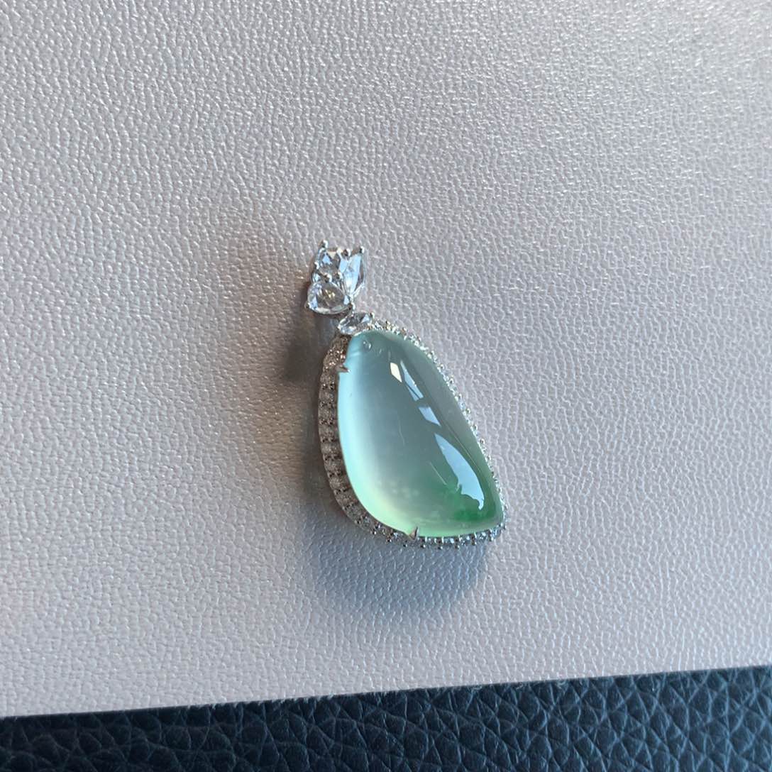 翡翠颈饰18K金镶嵌天然翡翠