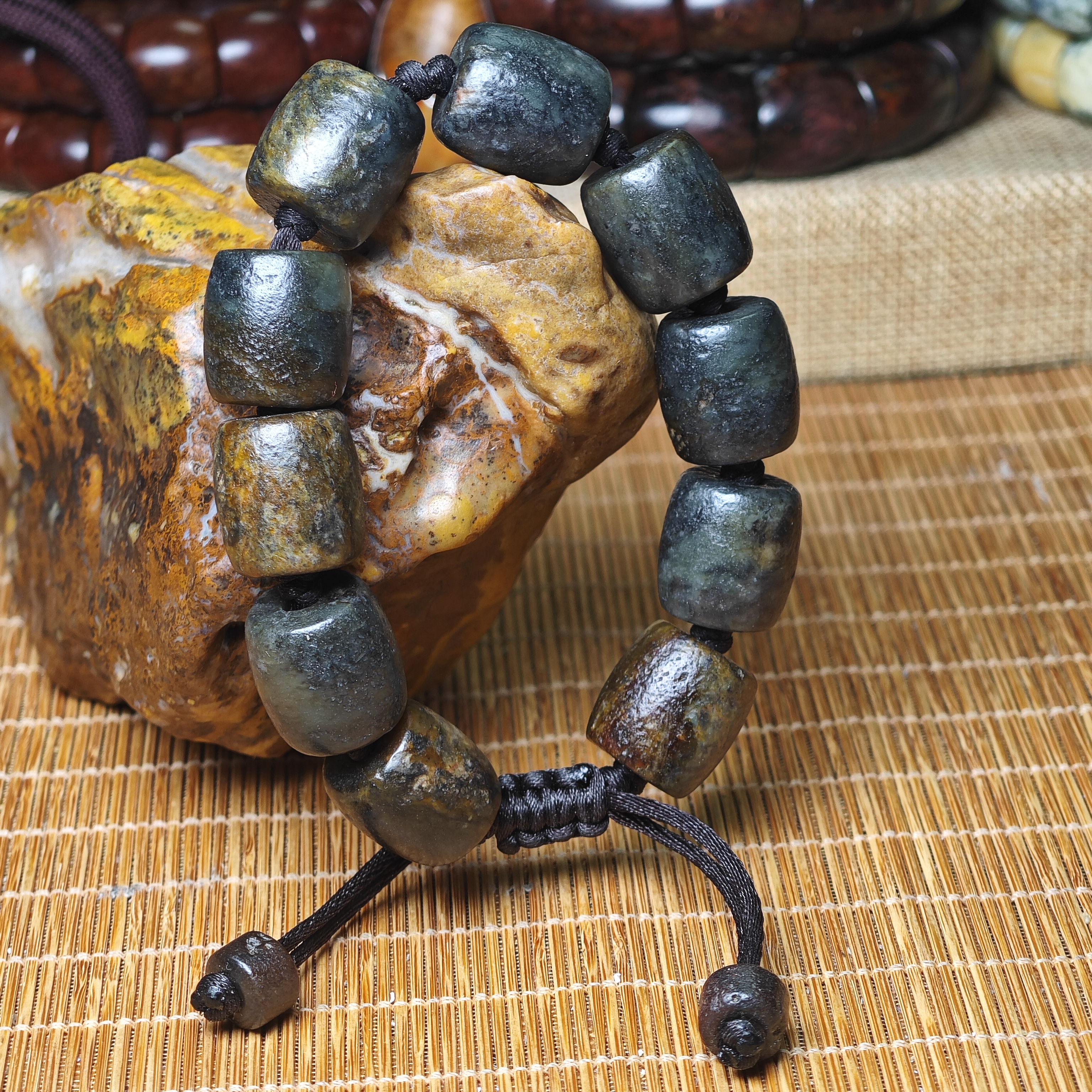 河磨玉偏岭料玉化料，橘皮纹桶珠手串，尺寸约18*17mm。