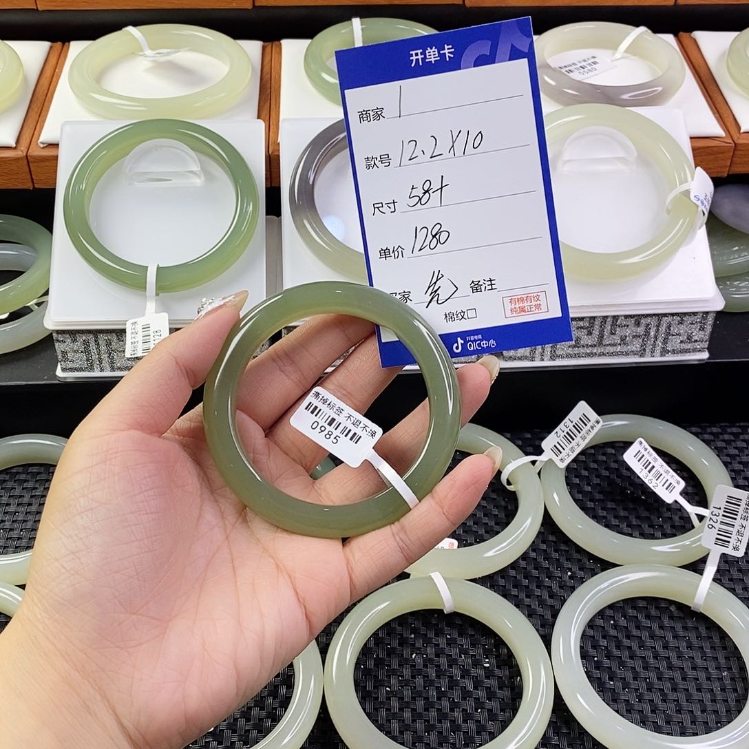 和田玉手镯未镶嵌先*