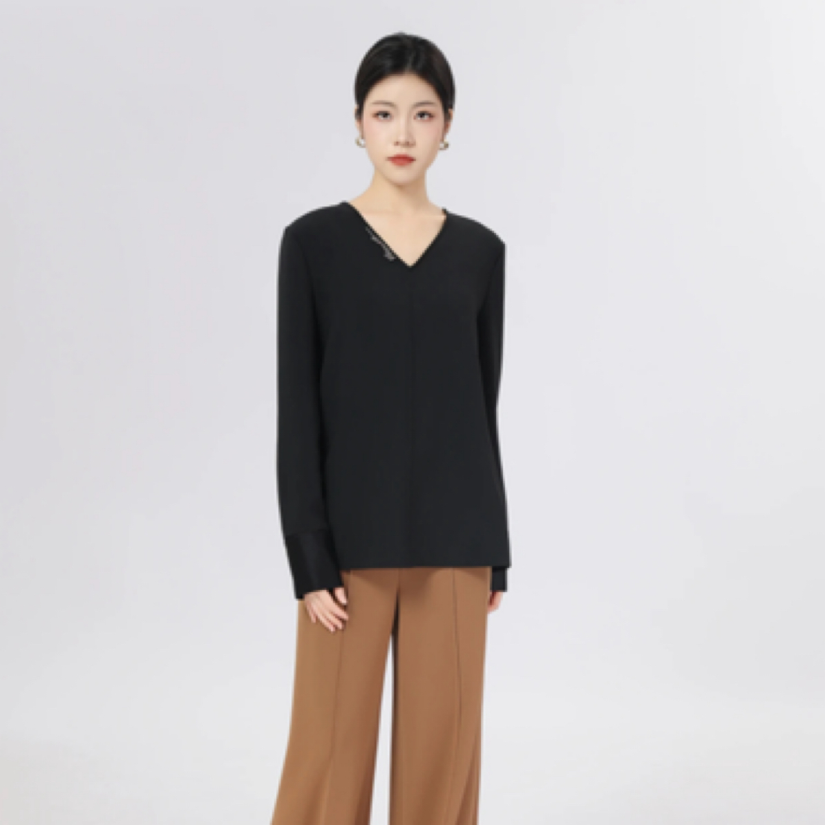 limil/丽米儿早春V领舒适T恤经典时尚气质百搭长袖衬衫上衣930018