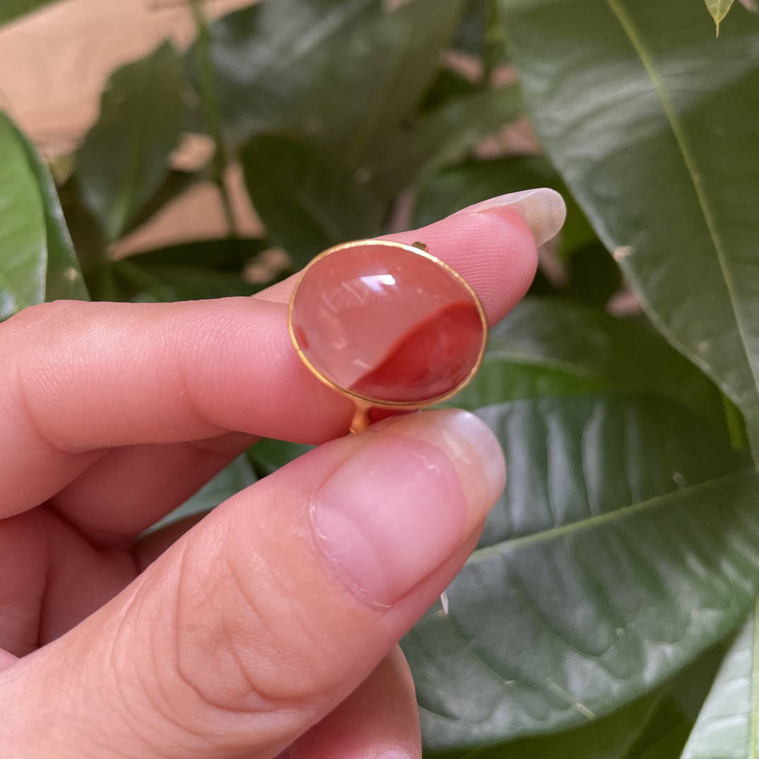 南红川料聚宝盆蛋面戒指，冰透干净清爽，整体干净无杂裂