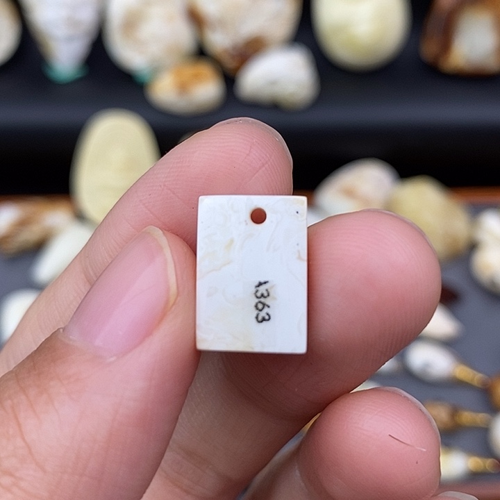 琥珀裸石未镶嵌瓷白侧挂微瑕a363
