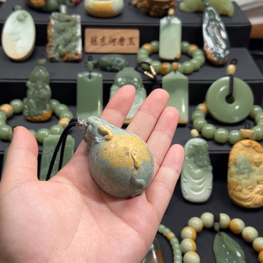 岫岩河磨玉（透闪石质玉）颈饰未镶嵌