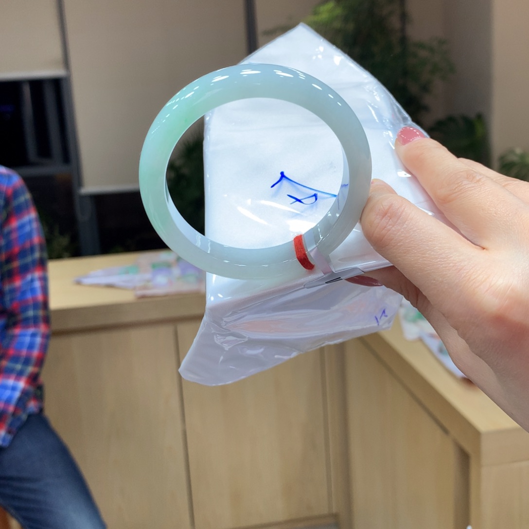 翡翠手镯未镶嵌不退不换