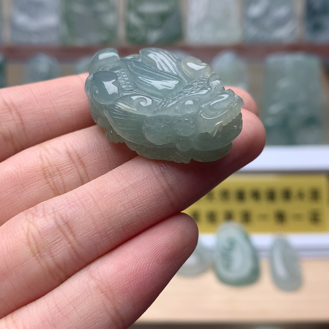 翡翠未镶嵌颈饰貔貅