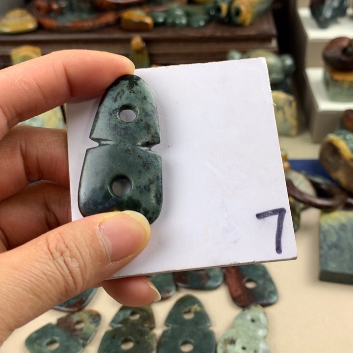 岫岩河磨玉（透闪石质玉）挂件有瑕未镶嵌草*?