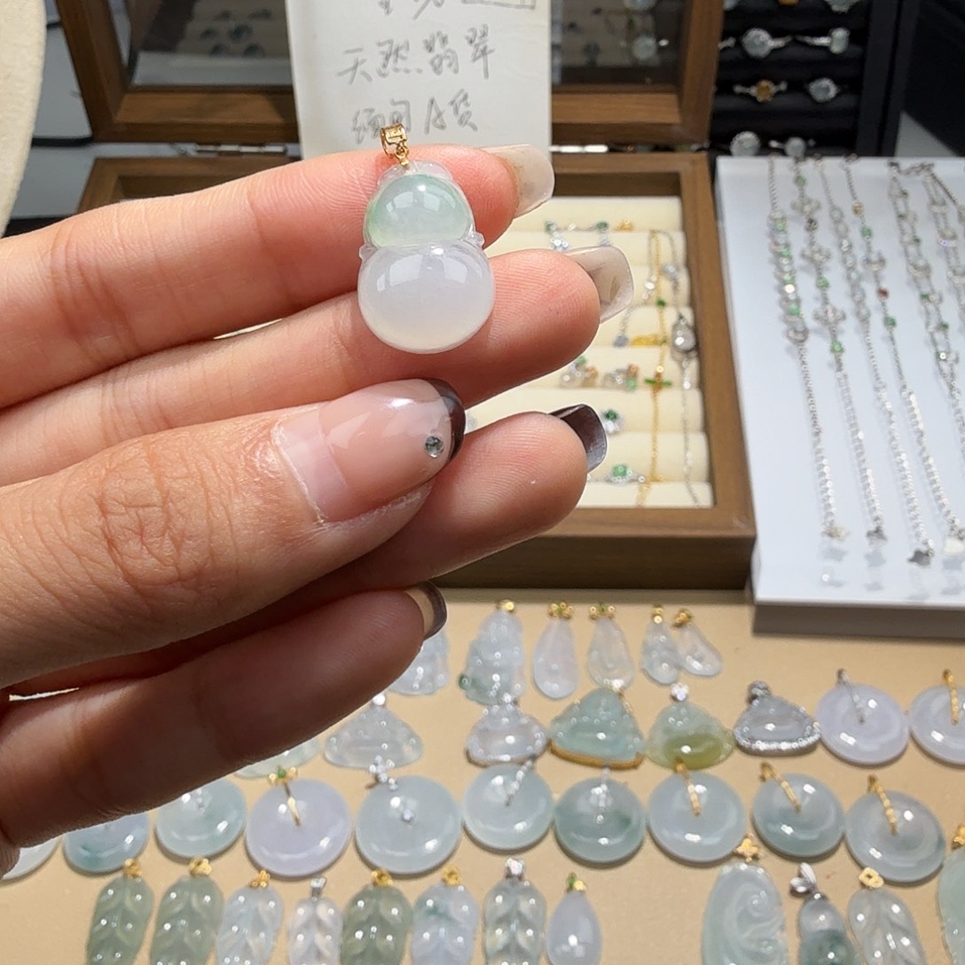 深***蓝翡翠18K金镶嵌颈饰