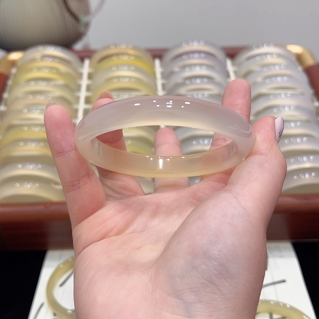 云***光玛瑙/玉髓未镶嵌手镯