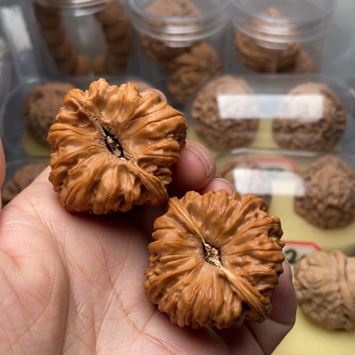 文玩核桃把件平谷凹底