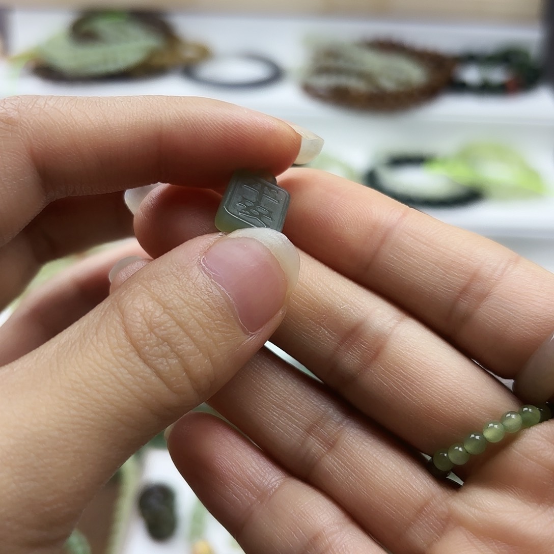 和田玉颈饰未镶嵌平安牌小滴流