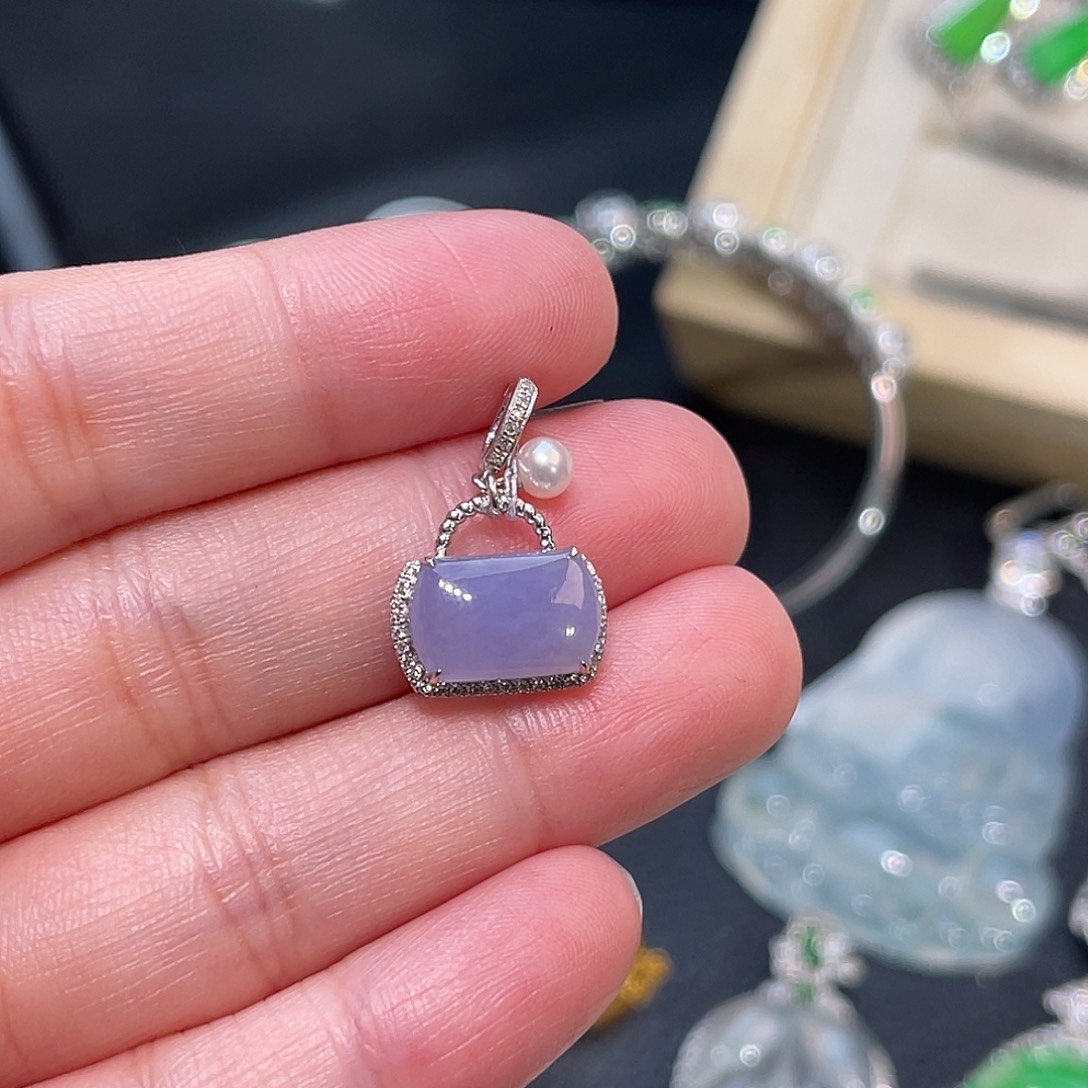 翡翠18K金镶嵌颈饰紫罗兰马鞍