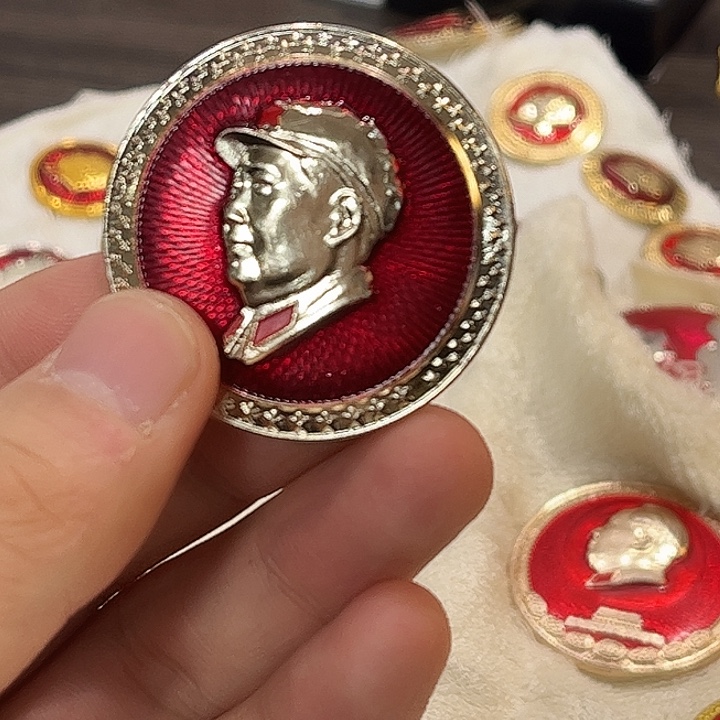 M***a像章一一一一一一一高贵轻言