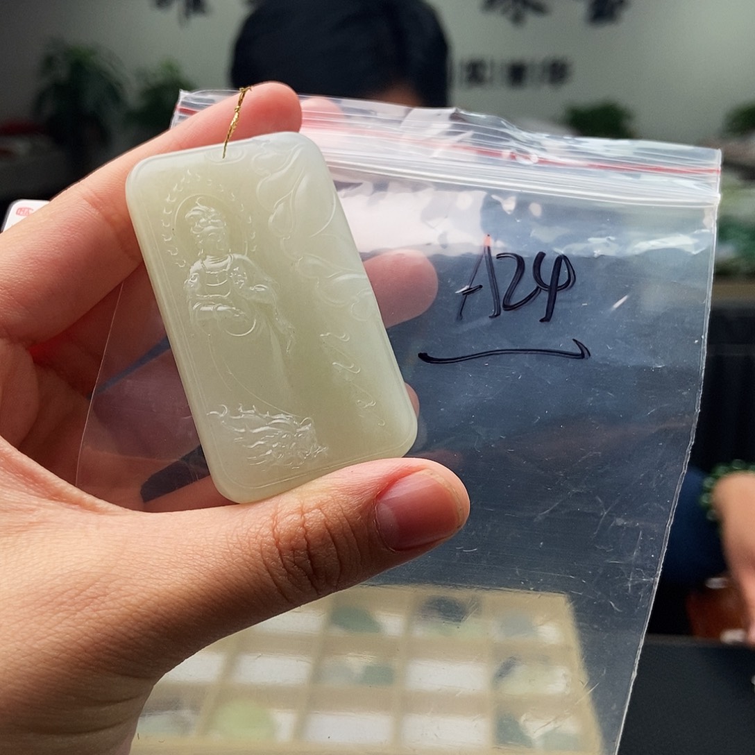 和田玉未镶嵌颈饰颜色多样性发拍一发一