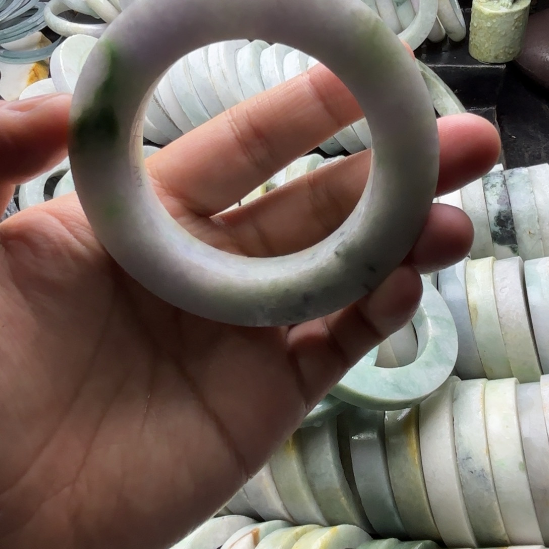 J***.定制翡翠未镶嵌翡翠手镯定制