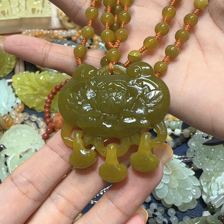 未镶嵌蛇纹石玉吊坠