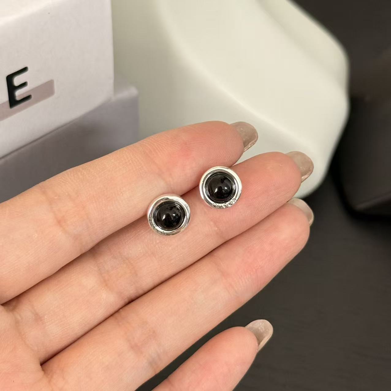 925银耳饰 黑石耳钉纯银简约养耳洞百搭通勤精致小巧极简耳饰免摘