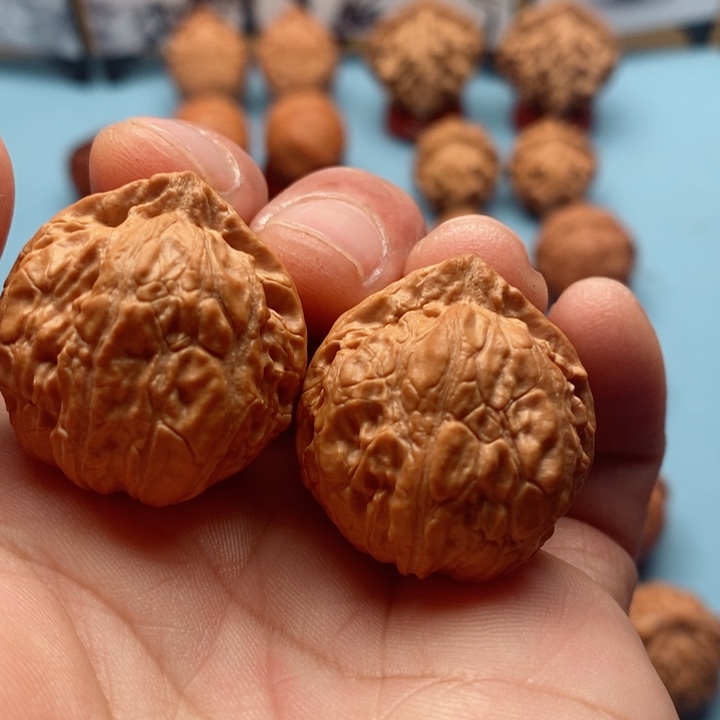 文玩核桃把件野生精品文玩手捻红宝石