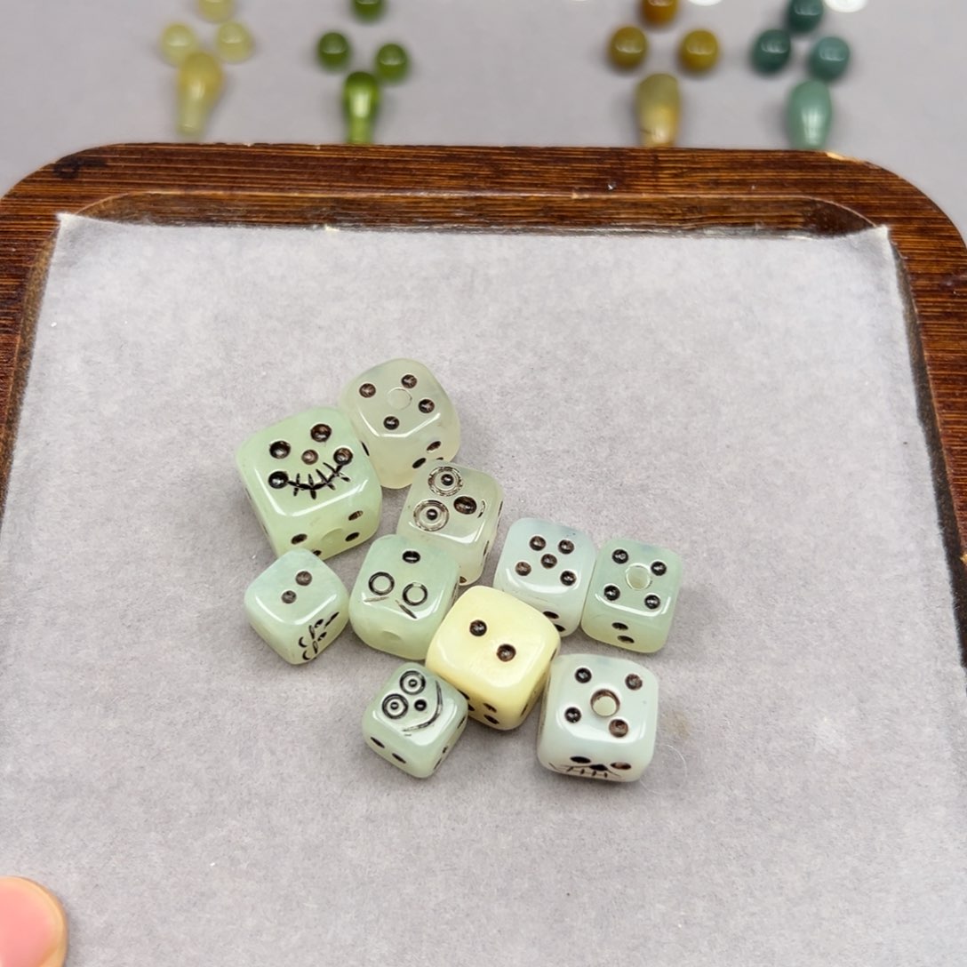 未镶嵌蛇纹石玉颈饰一*