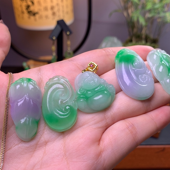 翡翠未镶嵌吊坠(赠链)