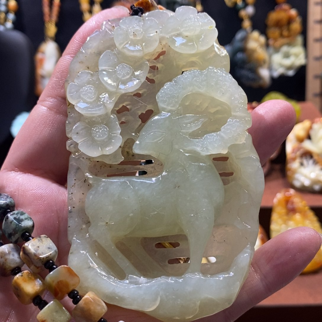 蛇纹石玉颈饰未镶嵌