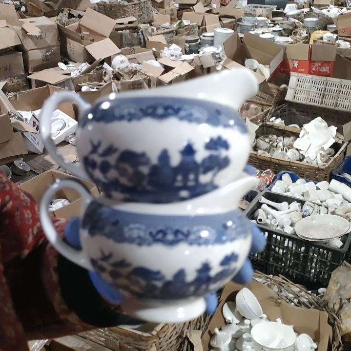 摆件盘子碗茶壶啥都有