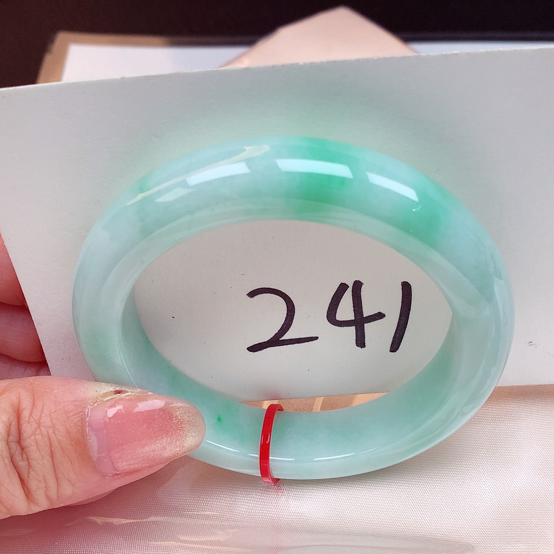 翡翠手镯未镶嵌翡翠