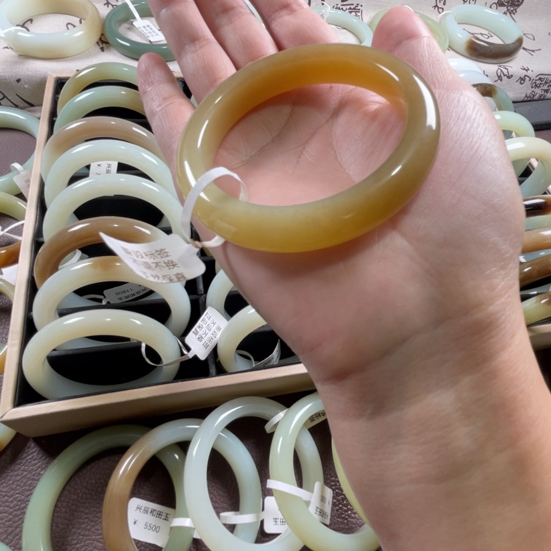 和田玉未镶嵌手镯