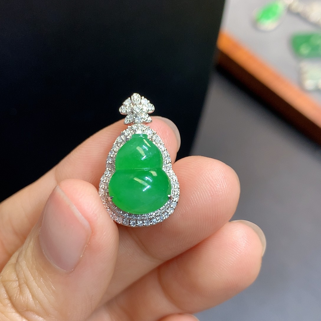 翡翠吊坠(不含链)18K金镶嵌