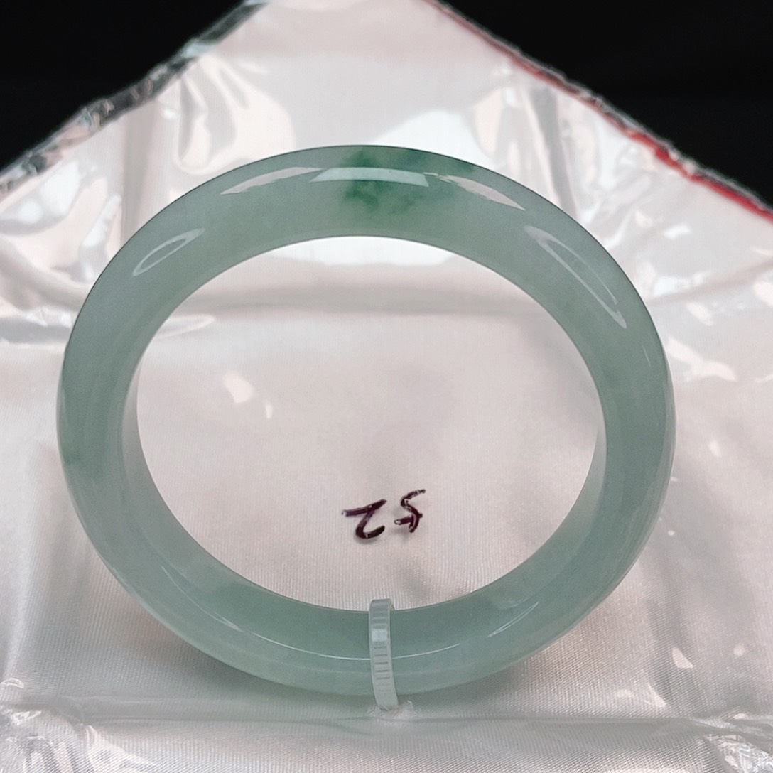 翡翠手镯未镶嵌泥鳅背