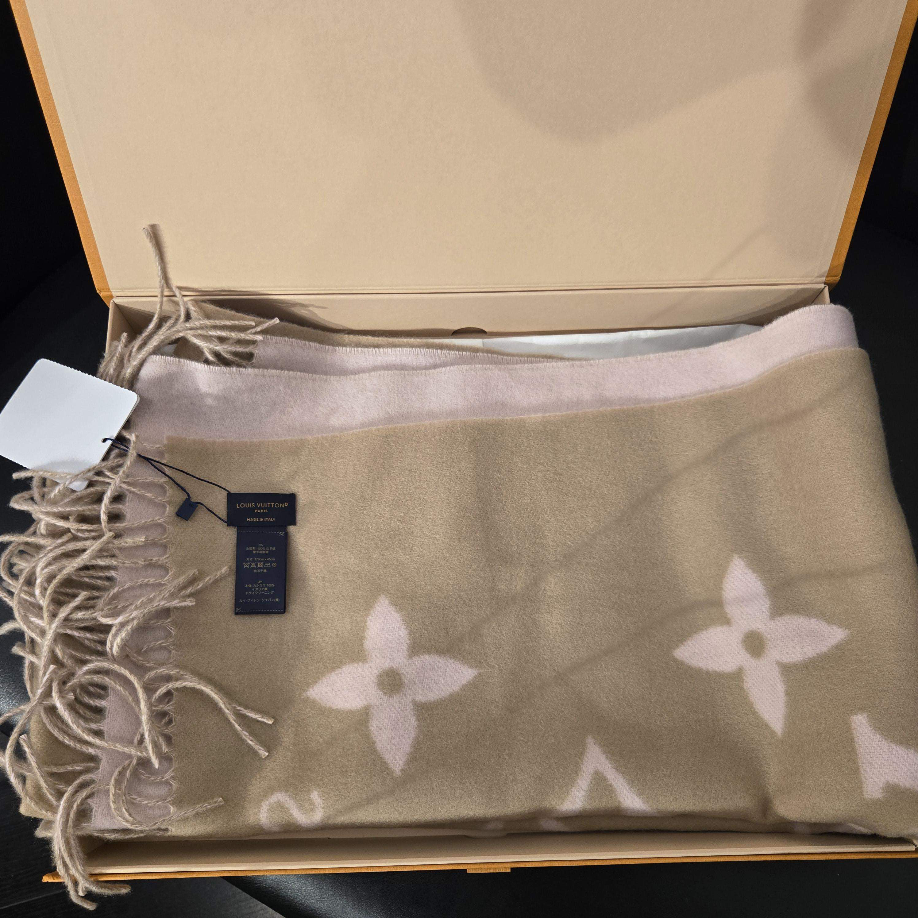 99新 LouisVuitton/路易威登 全新奶茶粉羊绒围巾