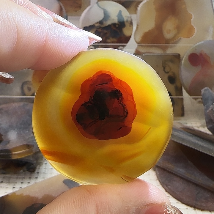 红***旗玛瑙/玉髓未镶嵌珠宝奇石