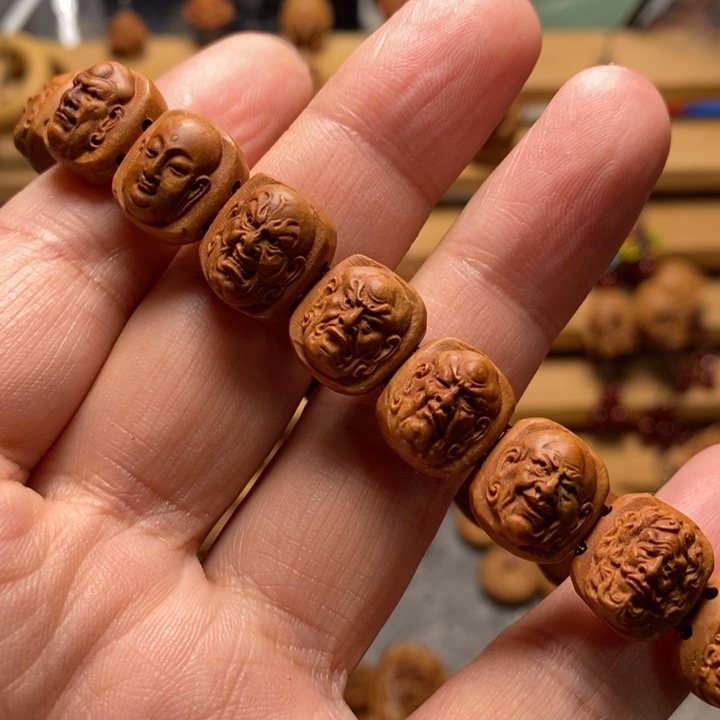 艾***思桃核雕刻十八罗汉小手牌