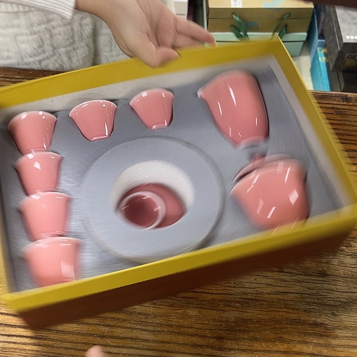 孤品茶具套装等。        