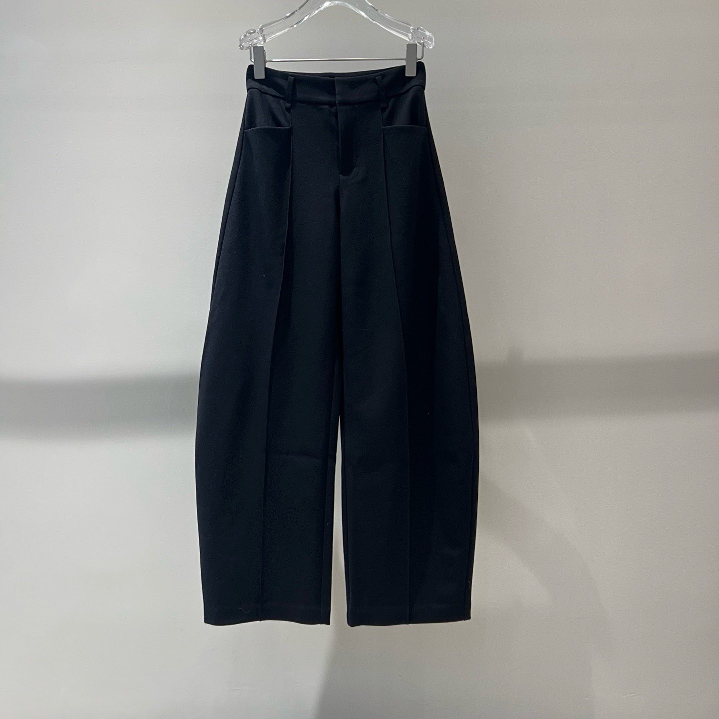 艾家商场同款2025冬新宽松简约显瘦阔腿休闲裤弯刀长裤女AR304111