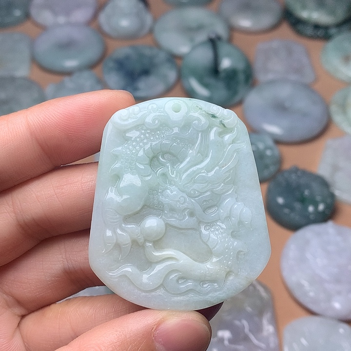 翡翠未镶嵌颈饰龙牌