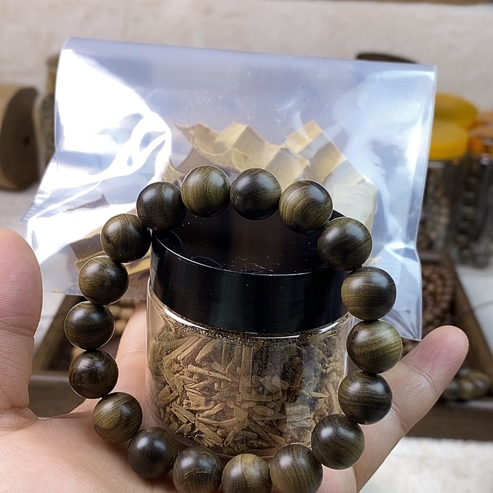 红***驴无事牌檀香木檀香木瑕疵阴沉手串1.2，米粒20克，边角料20克