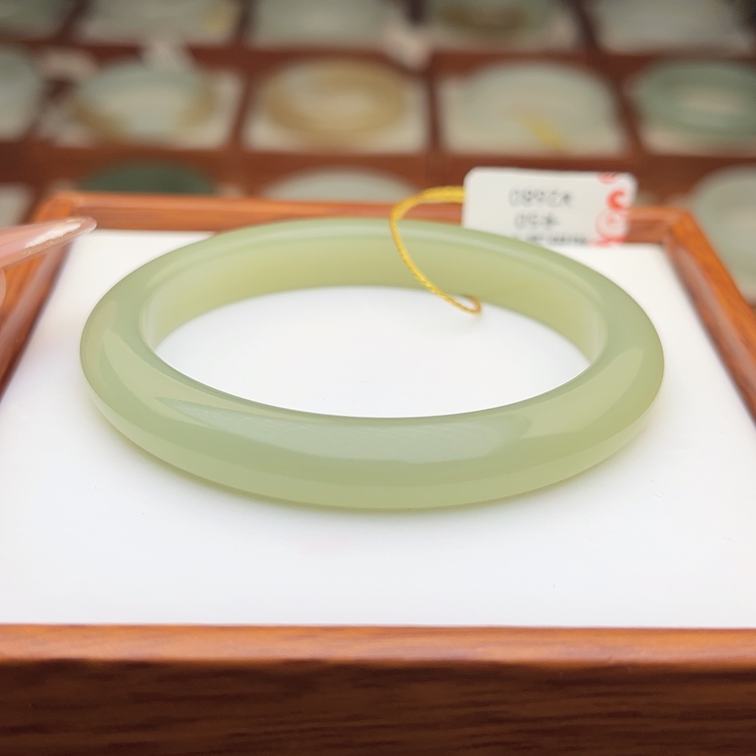 和田玉未镶嵌手镯50