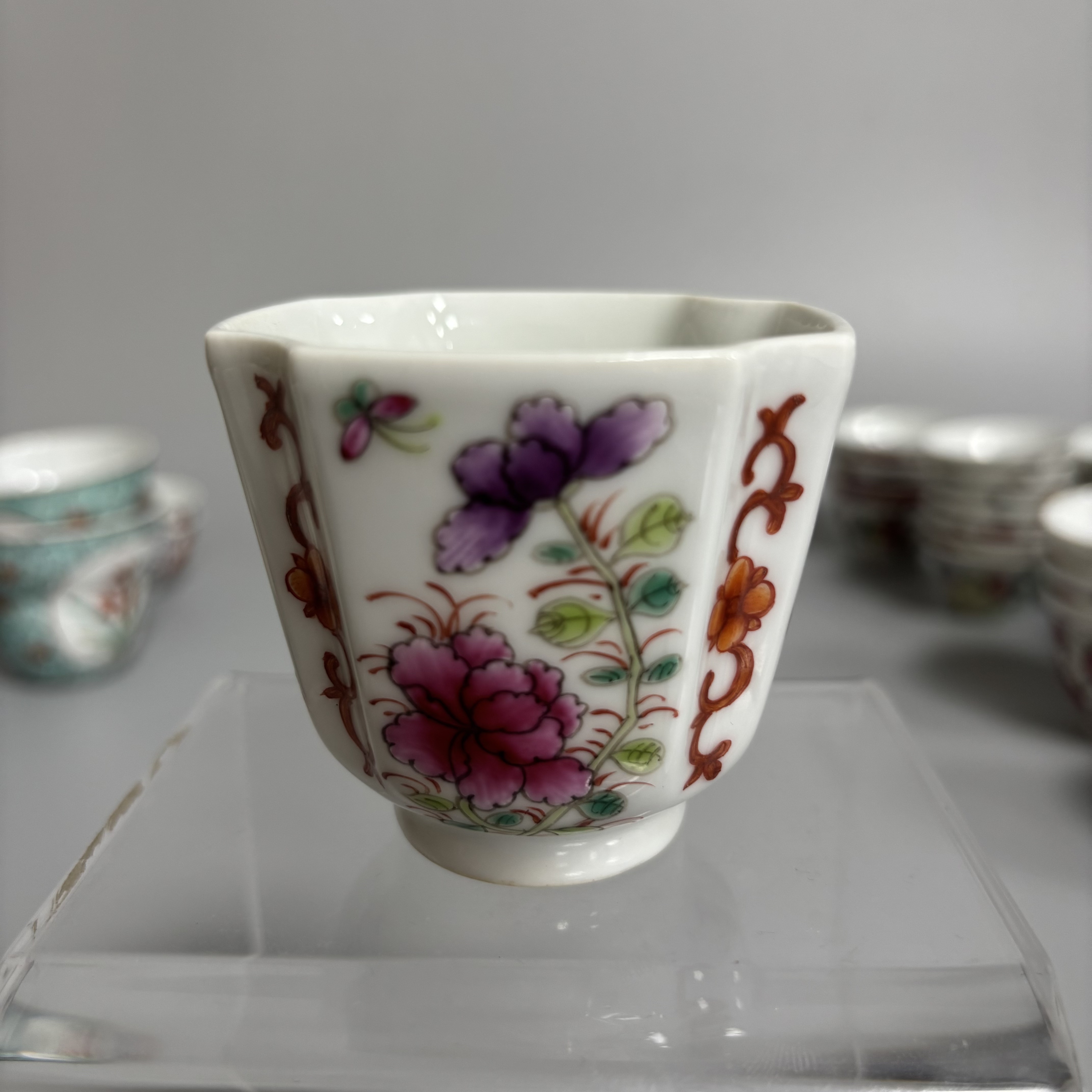 粉彩蝴蝶纹陶瓷杯