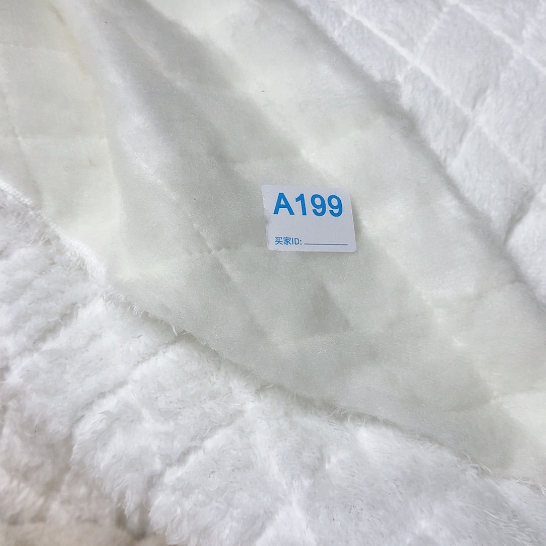 奶白色法兰绒菱格加棉16元2米199