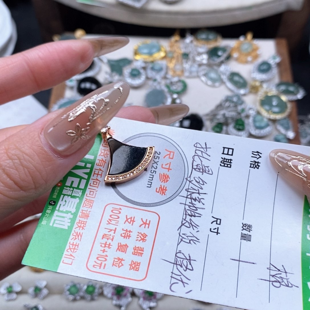 翡翠颈饰未镶嵌翡翠