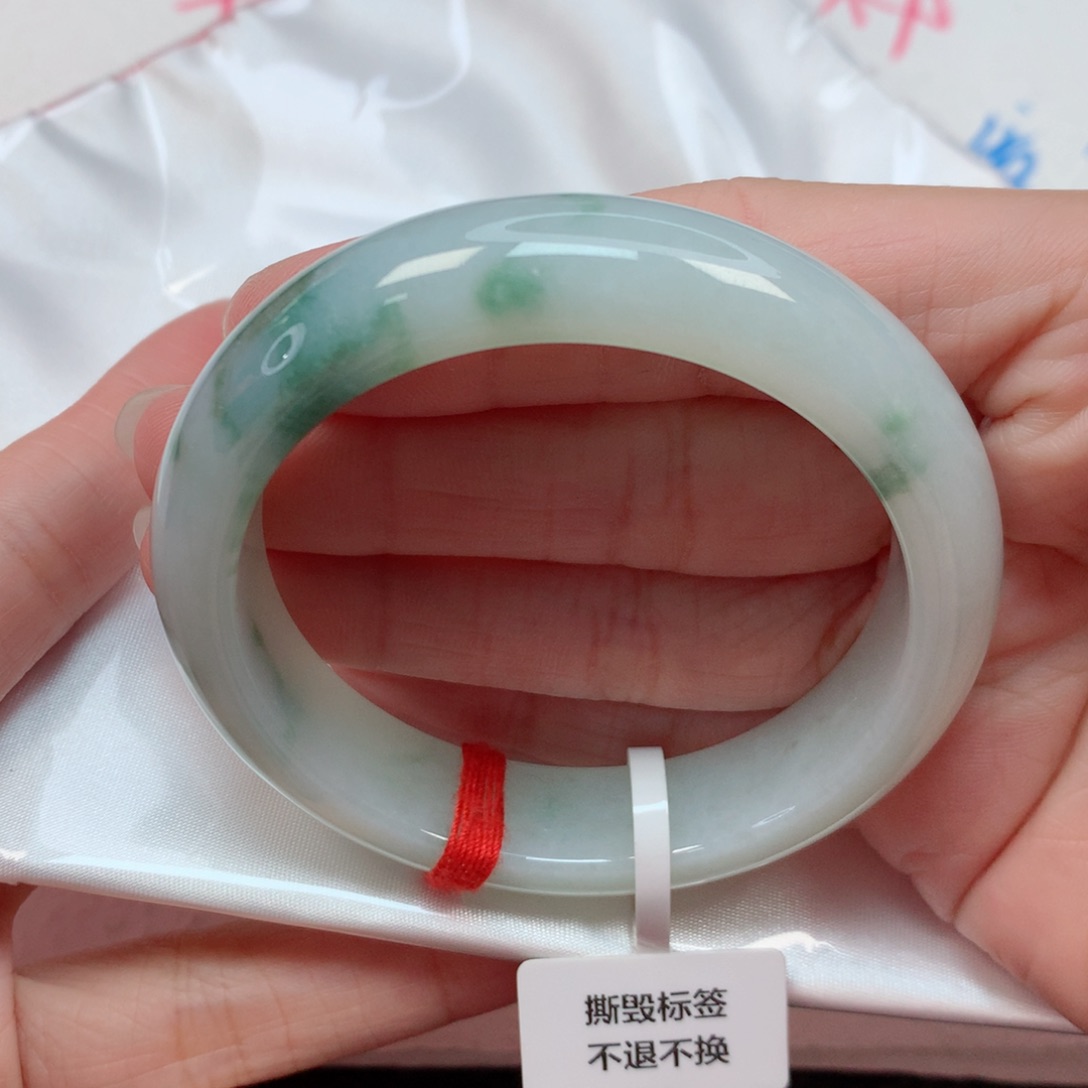翡翠手镯未镶嵌53.6圈 绿底飘绿花