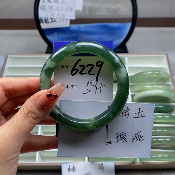 蛇纹石玉手镯未镶嵌