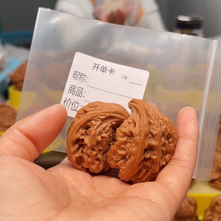 述***古吊坠文玩核桃也一样的安文玩核桃