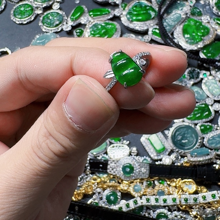 翡翠颈饰未镶嵌天然A货翡翠放漏