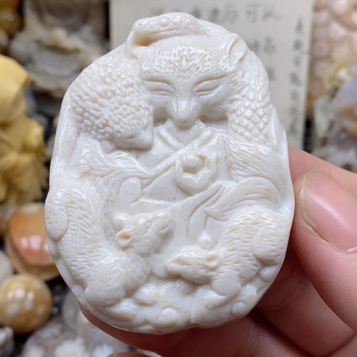 颈饰未镶嵌硅化珊瑚（珊瑚玉）有瑕