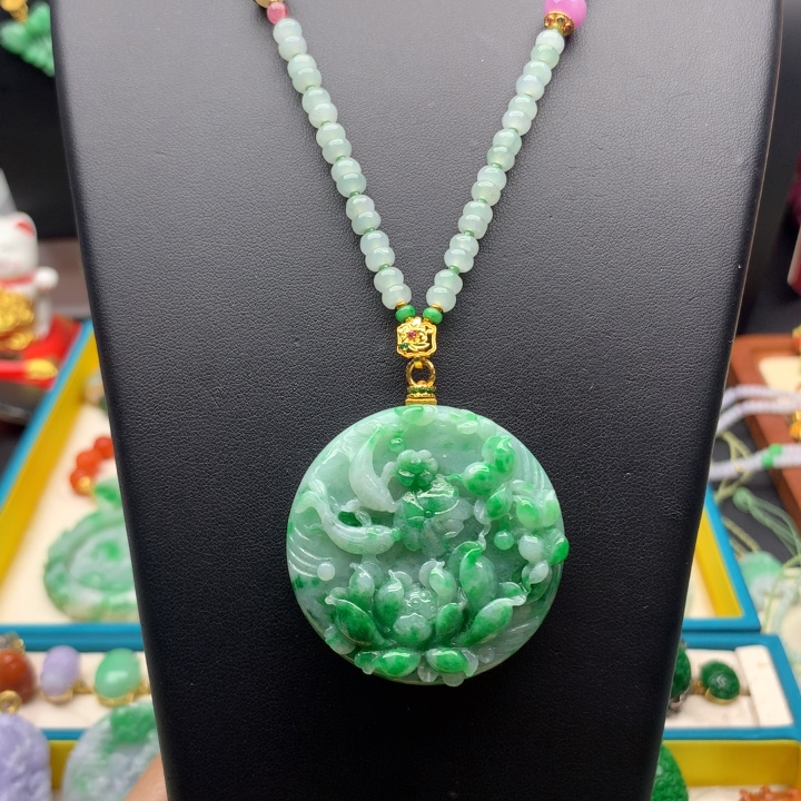 翡翠未镶嵌颈饰翡翠荷叶鱼