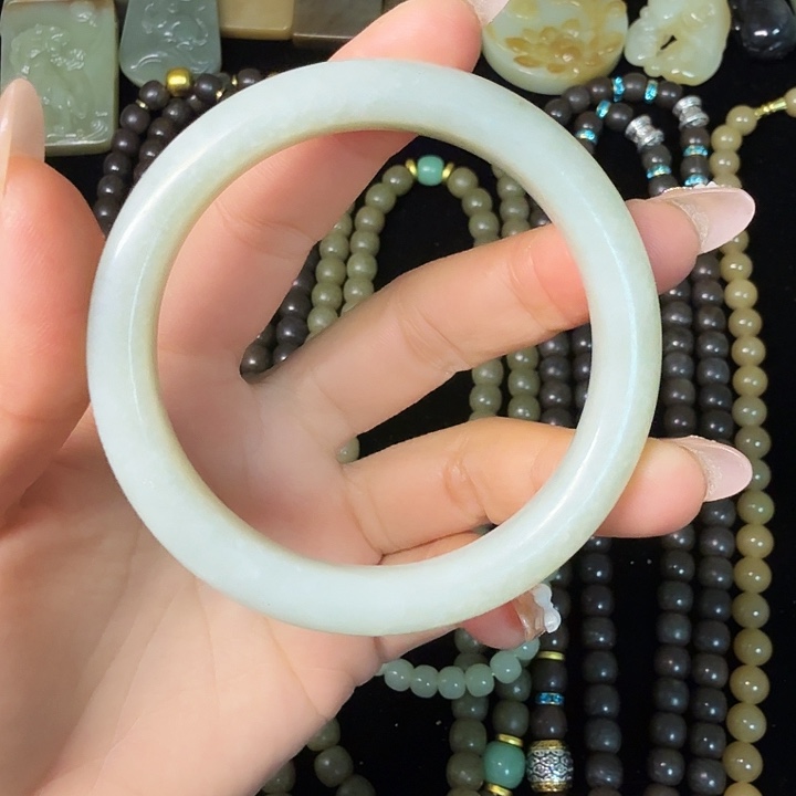 和田玉未镶嵌手镯