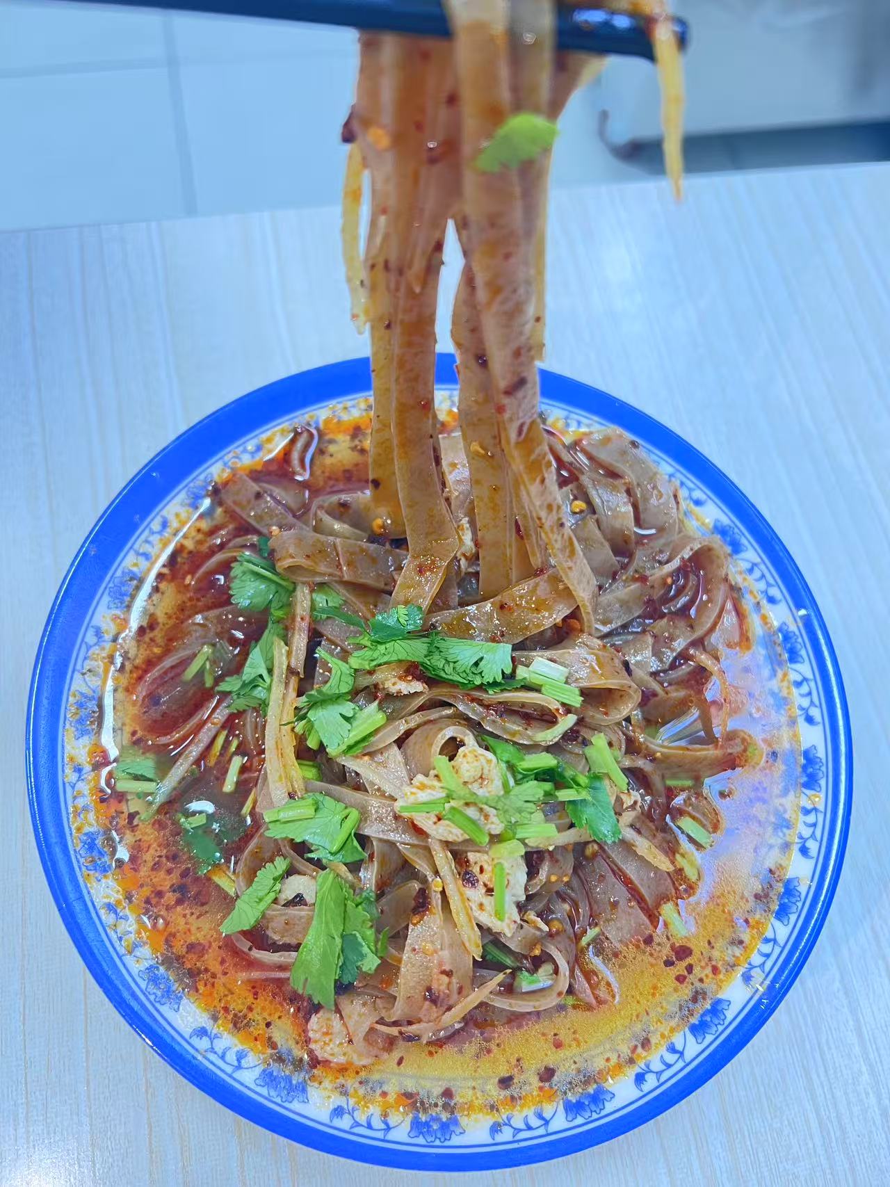 志丹擀面皮，带汤的擀面皮6份装，吃前必须加热黑3条白3条