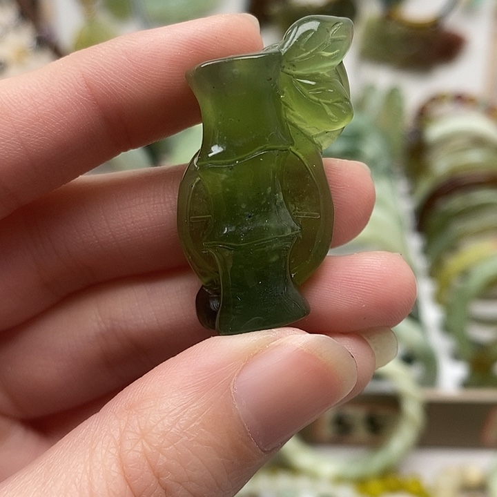 蛇纹石玉颈饰未镶嵌