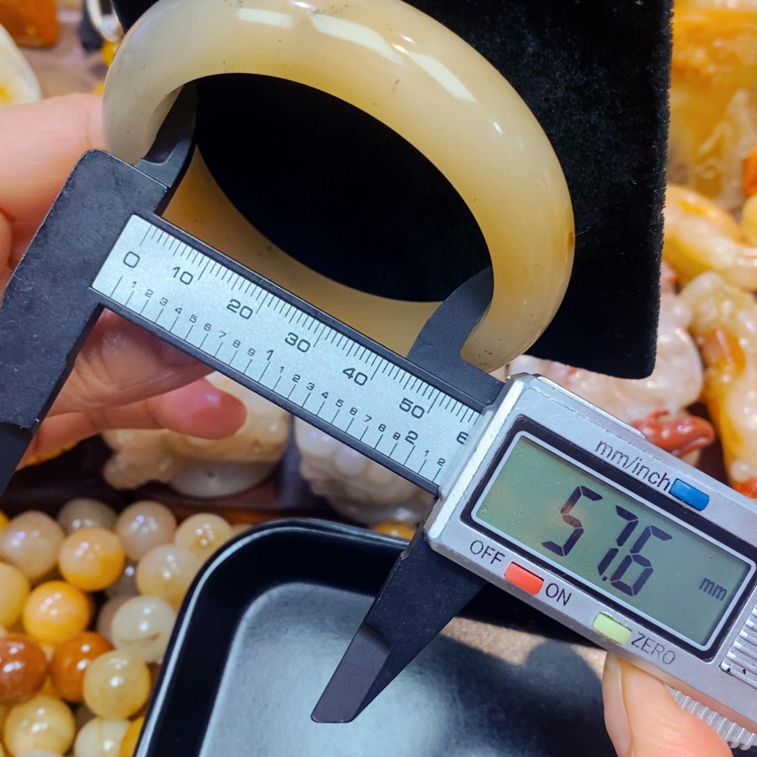 未镶嵌石英质玉（黄龙玉）手链